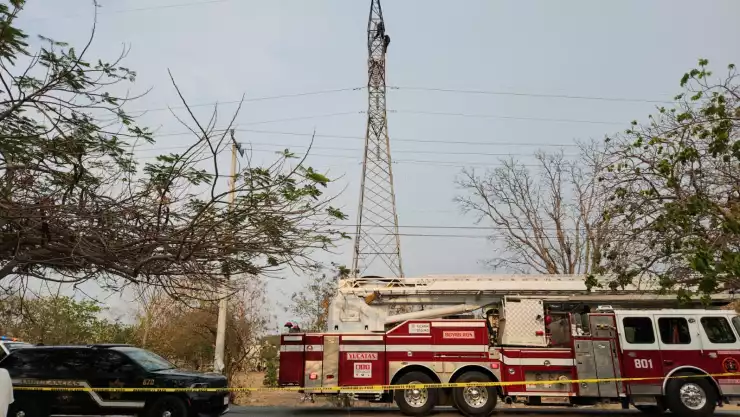 Adolescente sube a torre de electricidad, en Mérida (FOTOS)