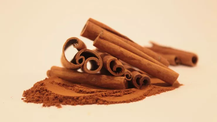 El significado de soplar canela en tu casa