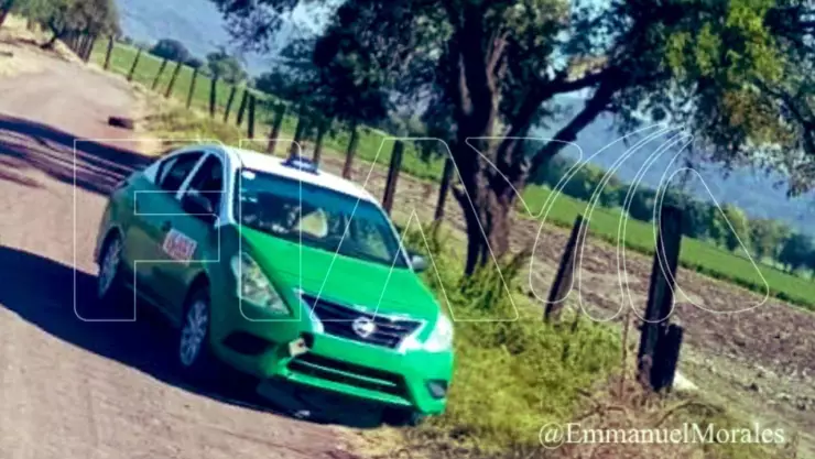 Localizan taxi abandonado con dos cuerpos en Valle de Santiago, Guanajuato.