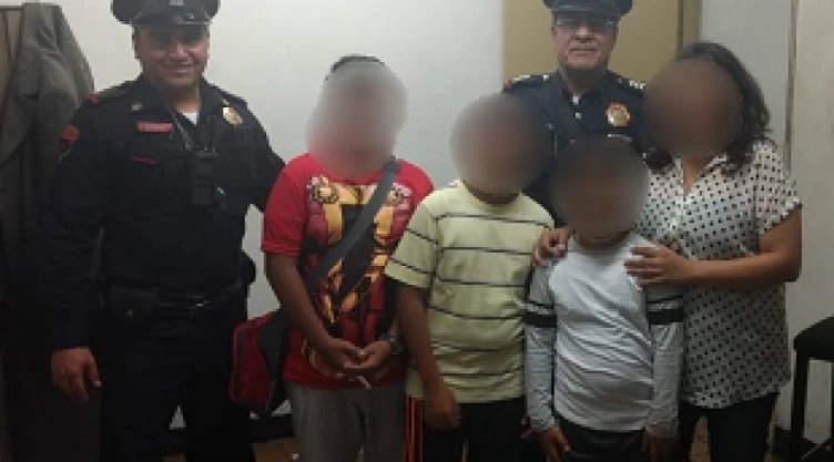 Menor extraviado en el metro se reencuentra con su familia