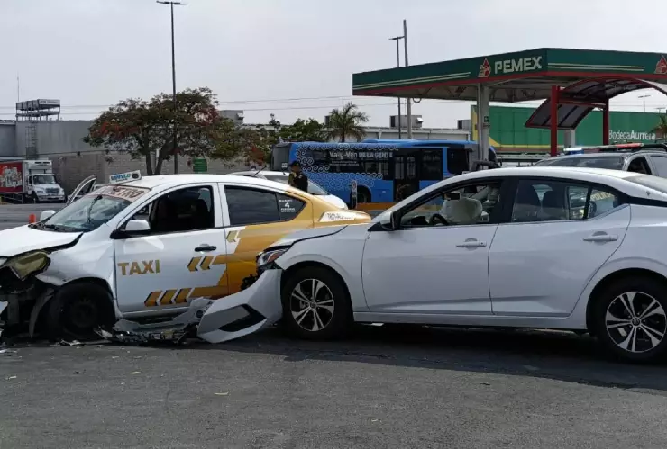 FOTO_ Se registra fuerte accidente en la colonia Chichén Itzá, no hay lesionados