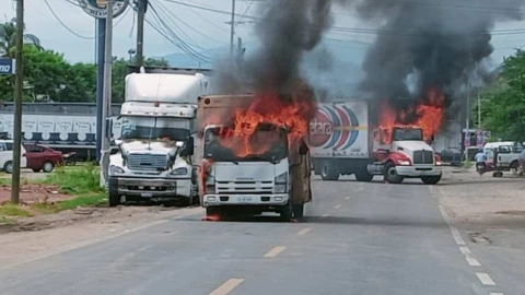 Bloqueos de transportistas y quema de vehículos causa caos en la carretera federal Acapulco-Zihuatanejo.