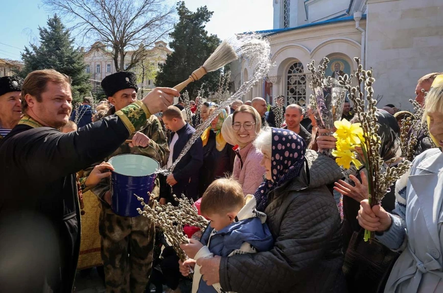 sacerdote_echa_agua_bendita_misa_Domingo_Ramos _iglesia_ortodoxa_Yevpatoriya_Crimea