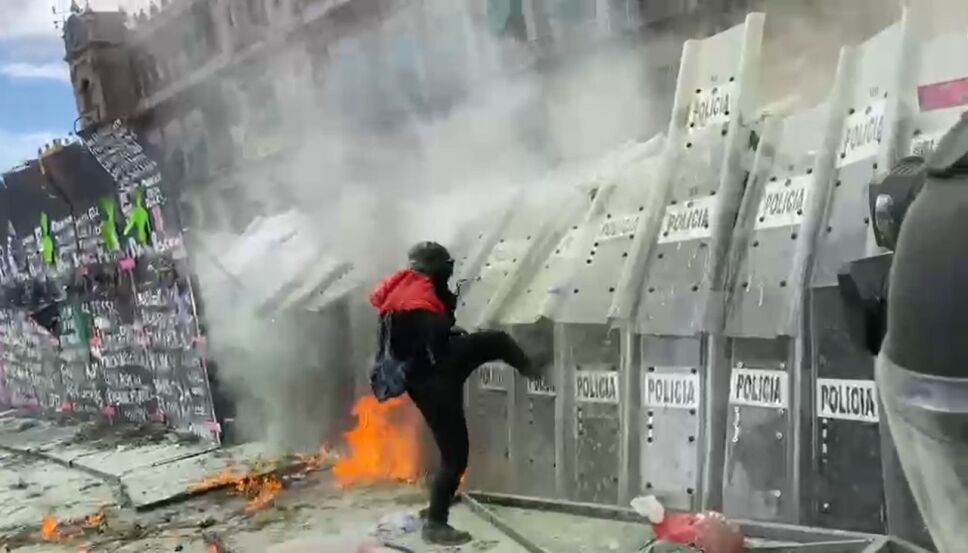 Destrozos Zocalo.jpeg