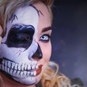 Cómo hacer que tu maquillaje de calavera neón dure toda la noche de Halloween.jpg