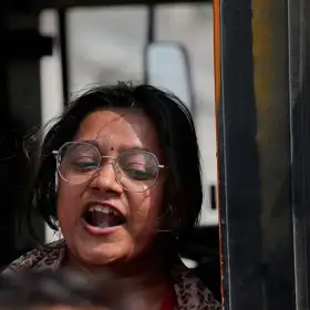 Periodistas indios detenidos en una protesta juvenil en Nueva Delhi.