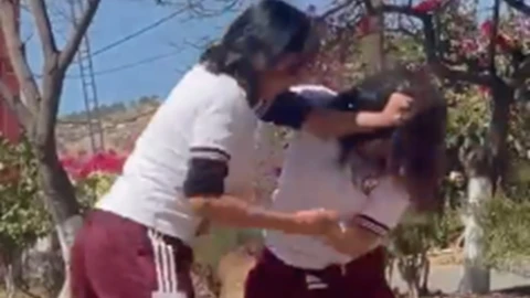 Captan brutal pelea de dos estudiantes dentro de escuela de Oaxaca