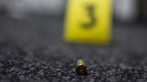 Niña de 2 años muere tras recibir bala perdida.