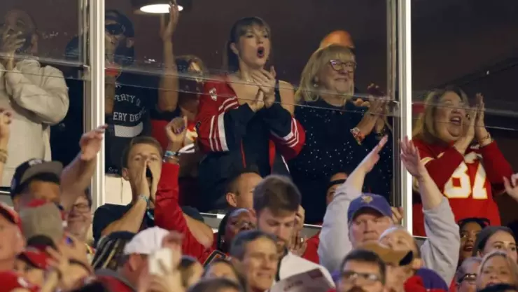 ¡CUMPLIÓ! Taylor Swift asiste al partido de los Chiefs vs Broncos; Travis Kelce está jugando