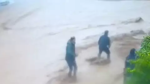 Rescatan a 30 estudiantes en Irak tras colapso de barda.jpg