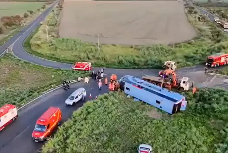 Autobús accidentado en Brasil hoy 8 de abril.jpg