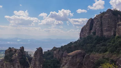 El Pueblo Mágico de Tepoztlán destaca por su ambiente místico, paisajes únicos y tradiciones que conquistan al visitante.