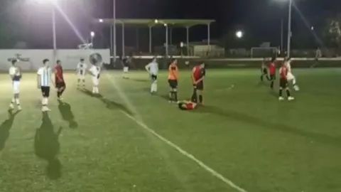 VIDEO: Asesinan a entrenador de futbol en Sonora y muere en pleno partido