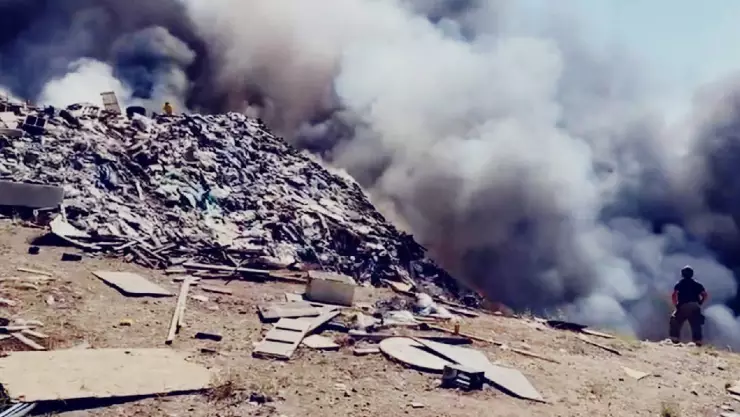Fuerte incendio en Tijuana en recicladora de la colonia El Realito