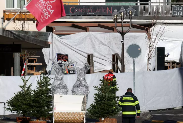 El personal de emergencia trabaja afuera del bar " Le Constellation ", después de una explosión e incendio durante una fiesta de Nochevieja donde varias personas murieron y otras resultaron heridas, según la policía suiza, en la lujosa estación de esquí de Crans-Montana, en el suroeste de Suiza, el 1 de enero de 2026