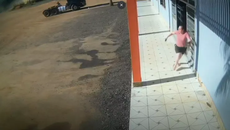 Mujer se salva de peligroso accidente. VIDEO.jpg