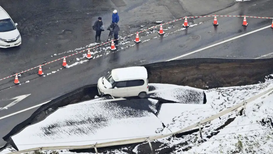Carretera dañada en Japón por un sismo.