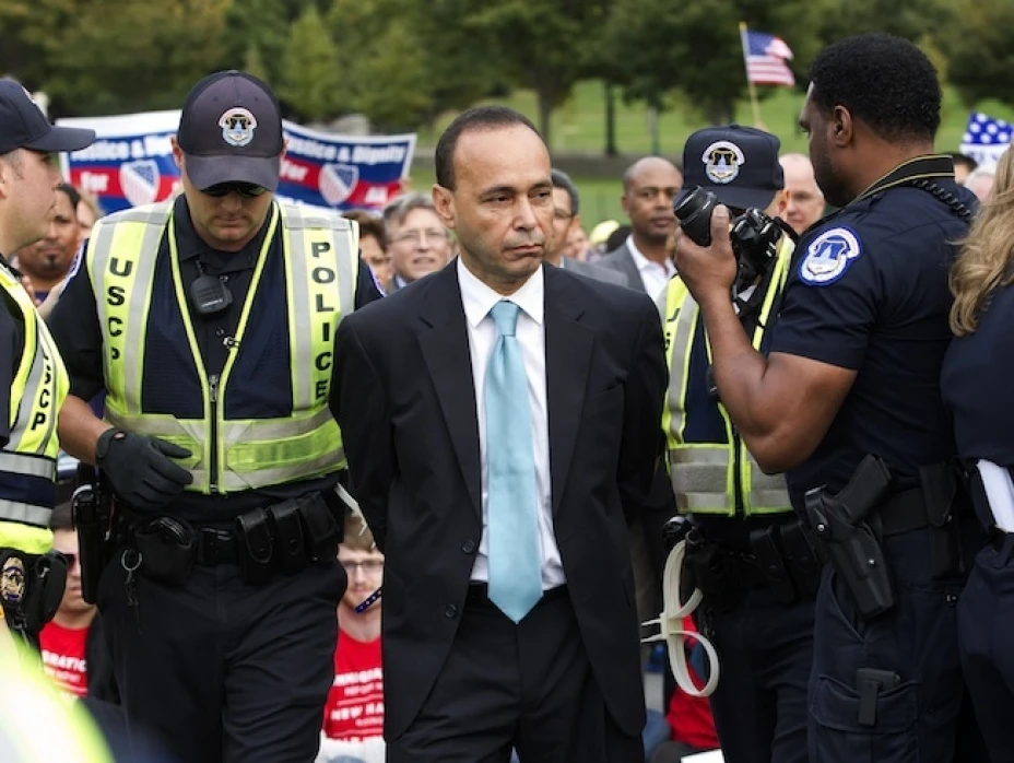 El demócrata Luis Gutiérrez, es arrestado por la policía del Capitolio durante una manifestación pro reforma migratoria