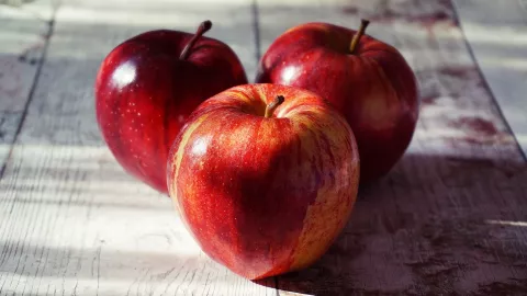 El ritual con tres manzanas rojas de Mhoni Vidente atrae abundancia usando billetes, canela y polvo dorado.