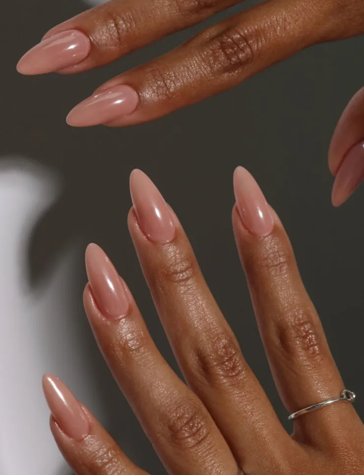7 diseños de uñas que son hermosos y pueden usar las mujeres morenas en marzo 2026