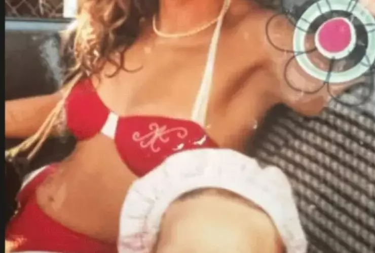 mama de belinda en biki rojo