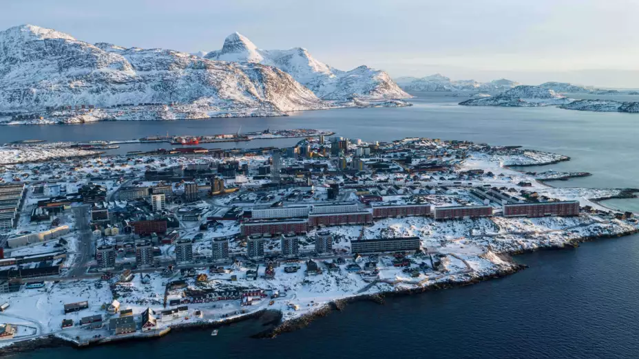 Viviendas en la costa de Nuuk, Groenlandia