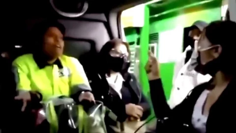 Mujer se niega a dejar de comer en la combi y la apodan #LadyPepitas