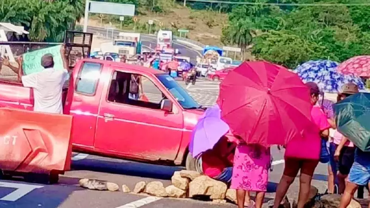 Pobladores bloquean carretera en la Costa Chica de Guerrero hoy jueves 7 de noviembre.jpg