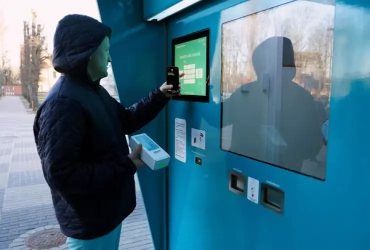 Letonia comercializará pruebas PCR por 53 euros a través de máquinas expendedoras, las se instalarán por todo el país báltico y buscarán frenar la pandemia de la COVID-19.