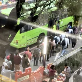Largas filas marcan la jornada de los usuarios del Metro en la estación Xola