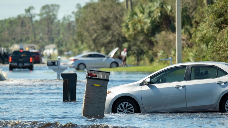 Varios coches en medio de una inundación en las calles de Florida.