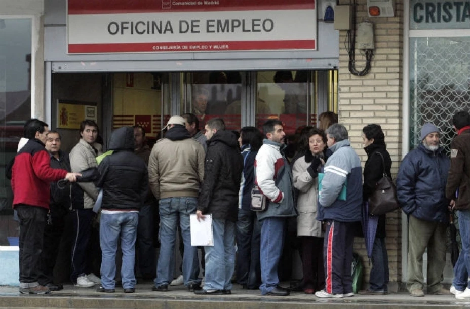Desempleados superan los 6 millones en España