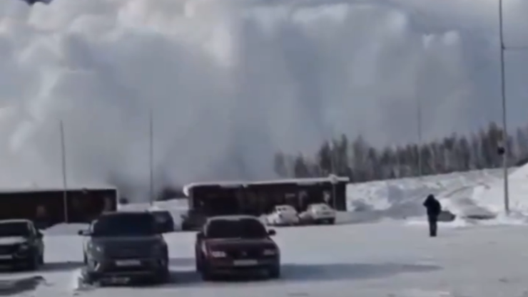 Captan enorme avalancha en Rusia.png