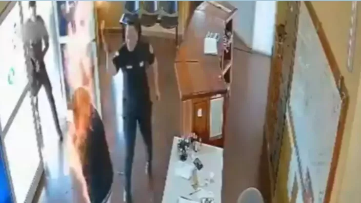 VIDEO FUERTE: Mujer sufrió graves quemaduras tras incendiarse dentro de comisaría de policía