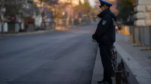 En un video difundido en redes sociales se observa a un sujeto dando una golpiza contra policía en Xochimilco