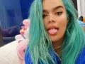 Karol G cabello azul.jpg