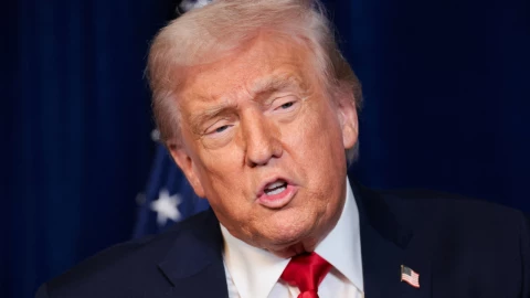 El presidente de Estados Unidos , Donald Trump, habla durante una conferencia de prensa con el primer ministro israelí, Benjamin Netanyahu (no en la foto), después de reunirse en el club Mar-a-Lago de Trump en Palm Beach, Florida, EE. UU., el 29 de diciembre de 2025.