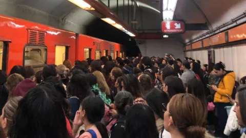 aglomeración de usuarios en el andén para poder ingresar a los trenes del Metro CDMX hoy