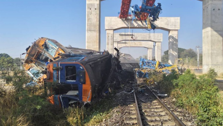 El colapso de una grúa descarrila un tren en Tailandia y deja 22 muertos