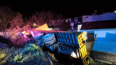 ¿Hay lesionados? Volcadura de tractocamión en carretera Xalapa-Perote provoca movilización