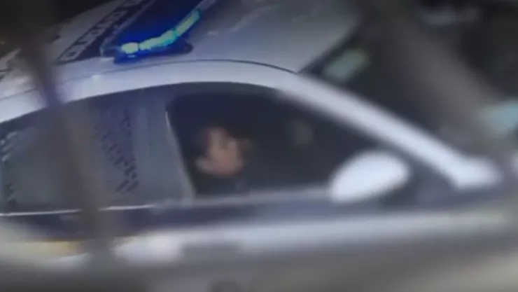 Policía señalada en video de patrulla rompe el silencio en redes sociales