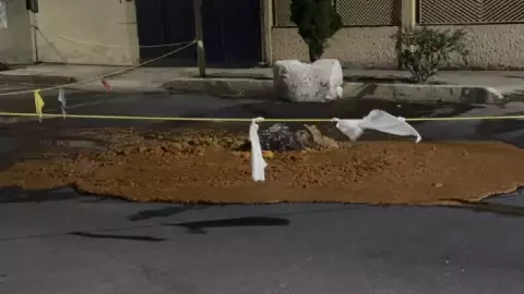 Desechos de carne brotan de las coladeras de Nezahualcóyotl