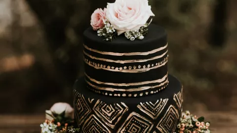 49 ideas de pastel de bodas que puedes tomar como inspiración: desde sencillos hasta muy elaborados.