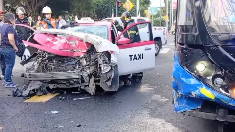 Accidente entre trolebús y taxi en Coyoacán deja dos lesionados