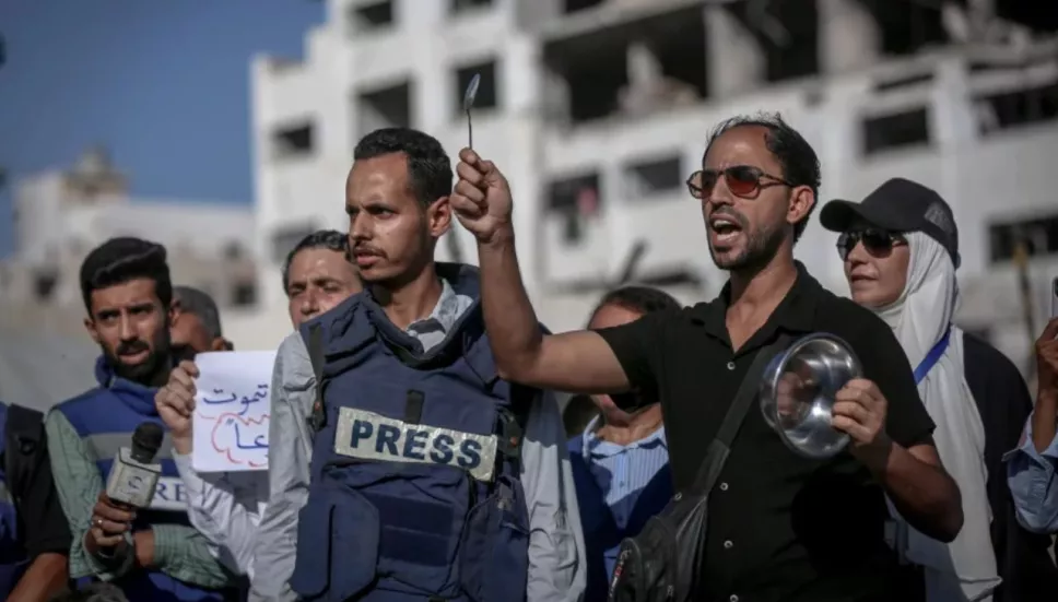 Hambrientos y exhaustos, los periodistas de AFP cubren la guerra en Gaza a duras penas