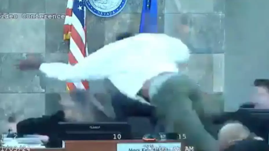 Momentos del ataque de Redden a la jueza de Las Vegas