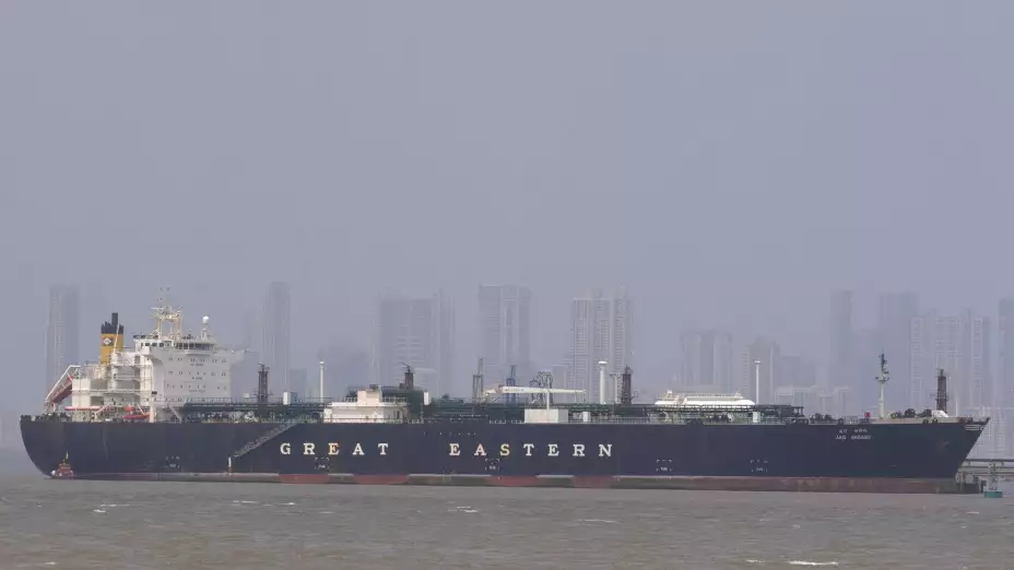 Buque petrolero con bandera india en Mumbai.