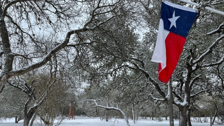 Bandera de Texas en pleno clima invernal