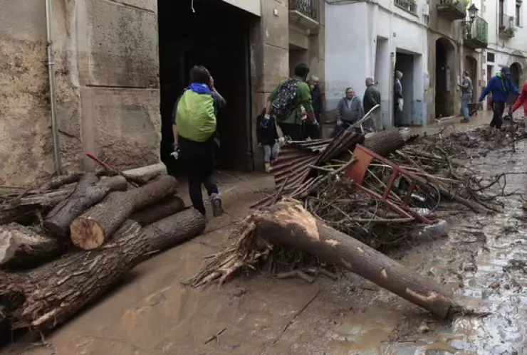 Reportan tres desaparecidos por temporal en Cataluña, España 