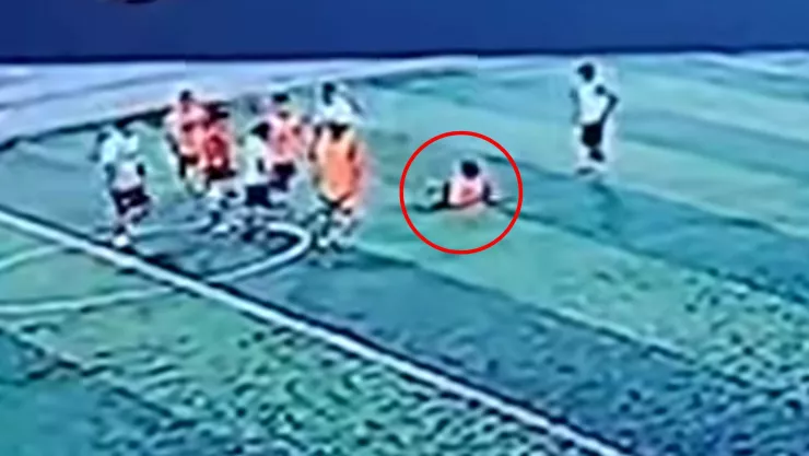 VIDEO | Captan el MOMENTO EXACTO de la muerte de un futbolista tras recibir una patada en la cabeza